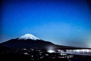 富士山と山中湖と星空