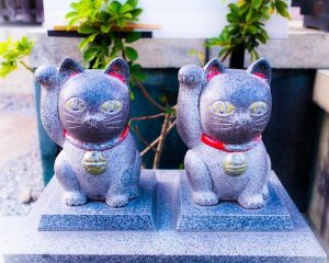 2匹の招き猫の写真